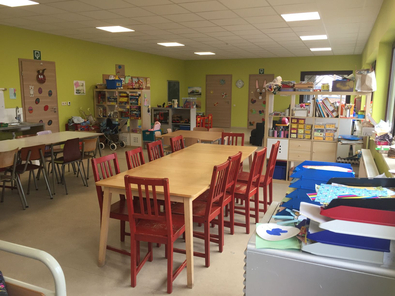 Innenraum außerschule Betreuung Amel Esstisch